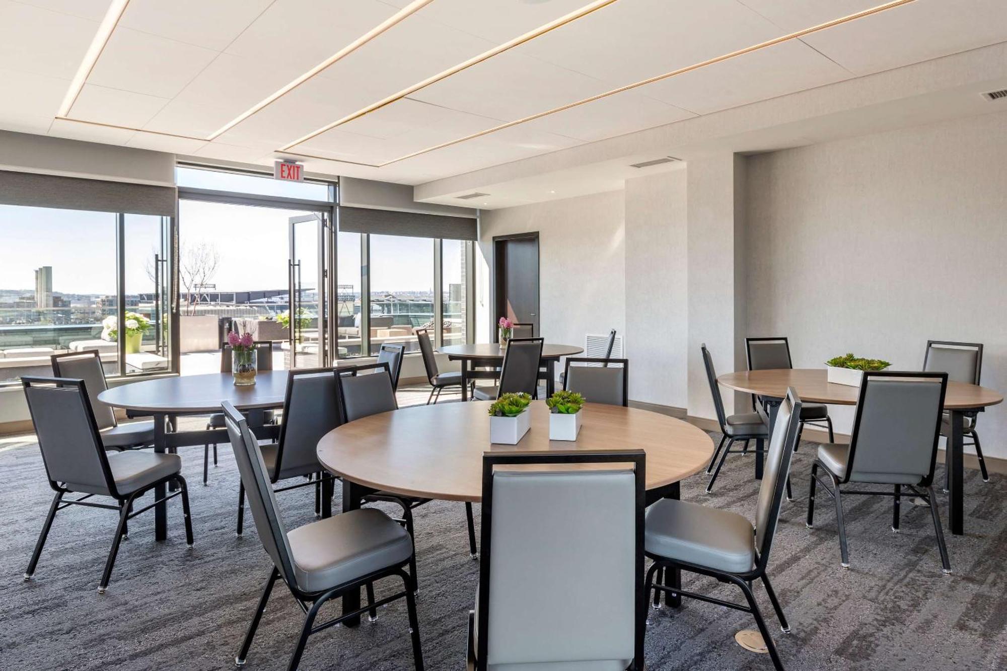 Cambria Dc Navy Yard Riverfront Hotel